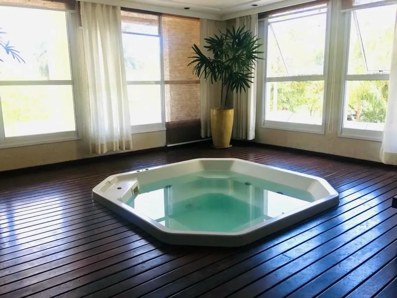 2-bedroom apartment with 2 bathrooms and a balcony — photo 19