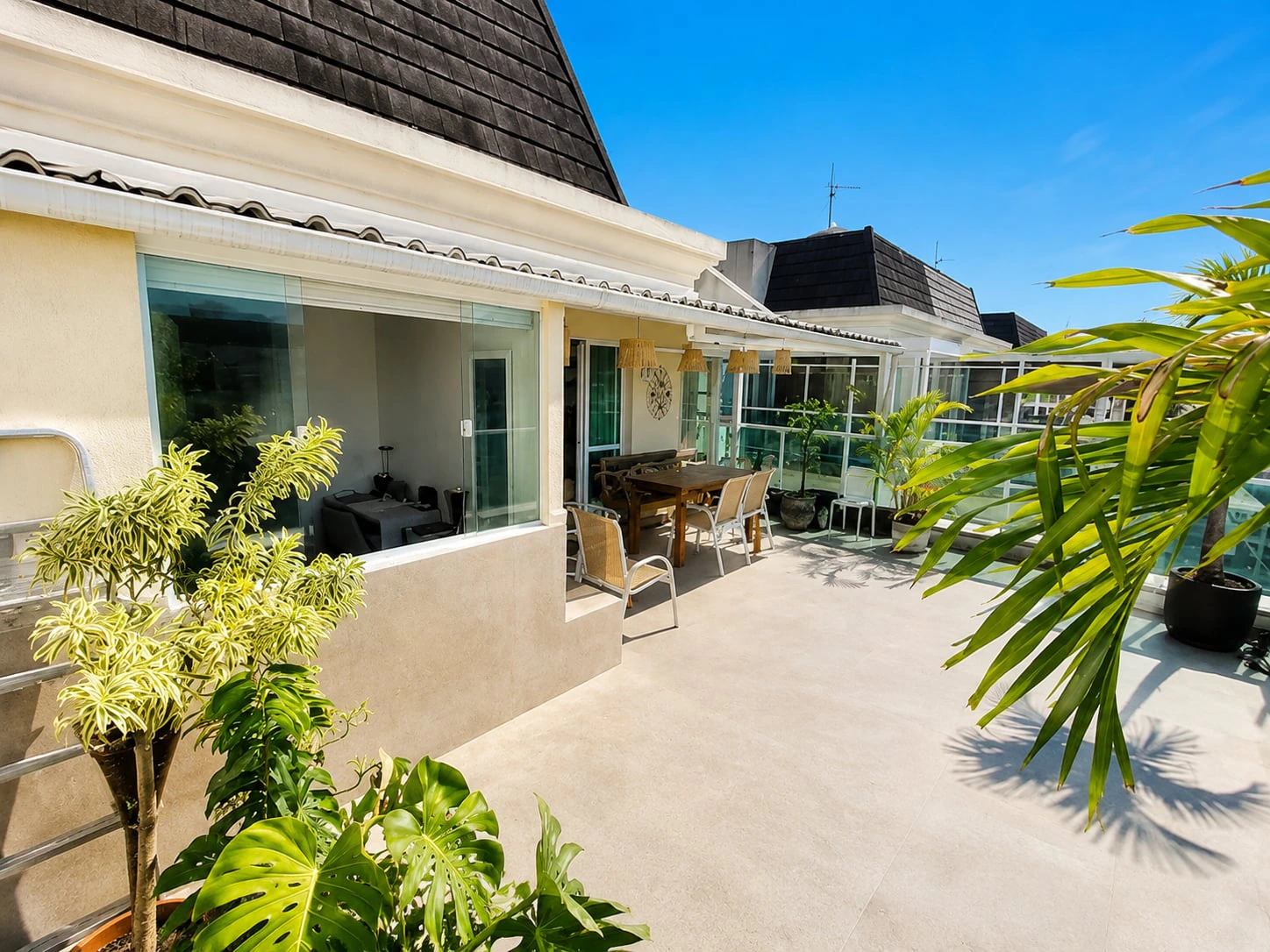 Glass-enclosed balcony in a 3-bedroom apartment, 200 m² — photo 6