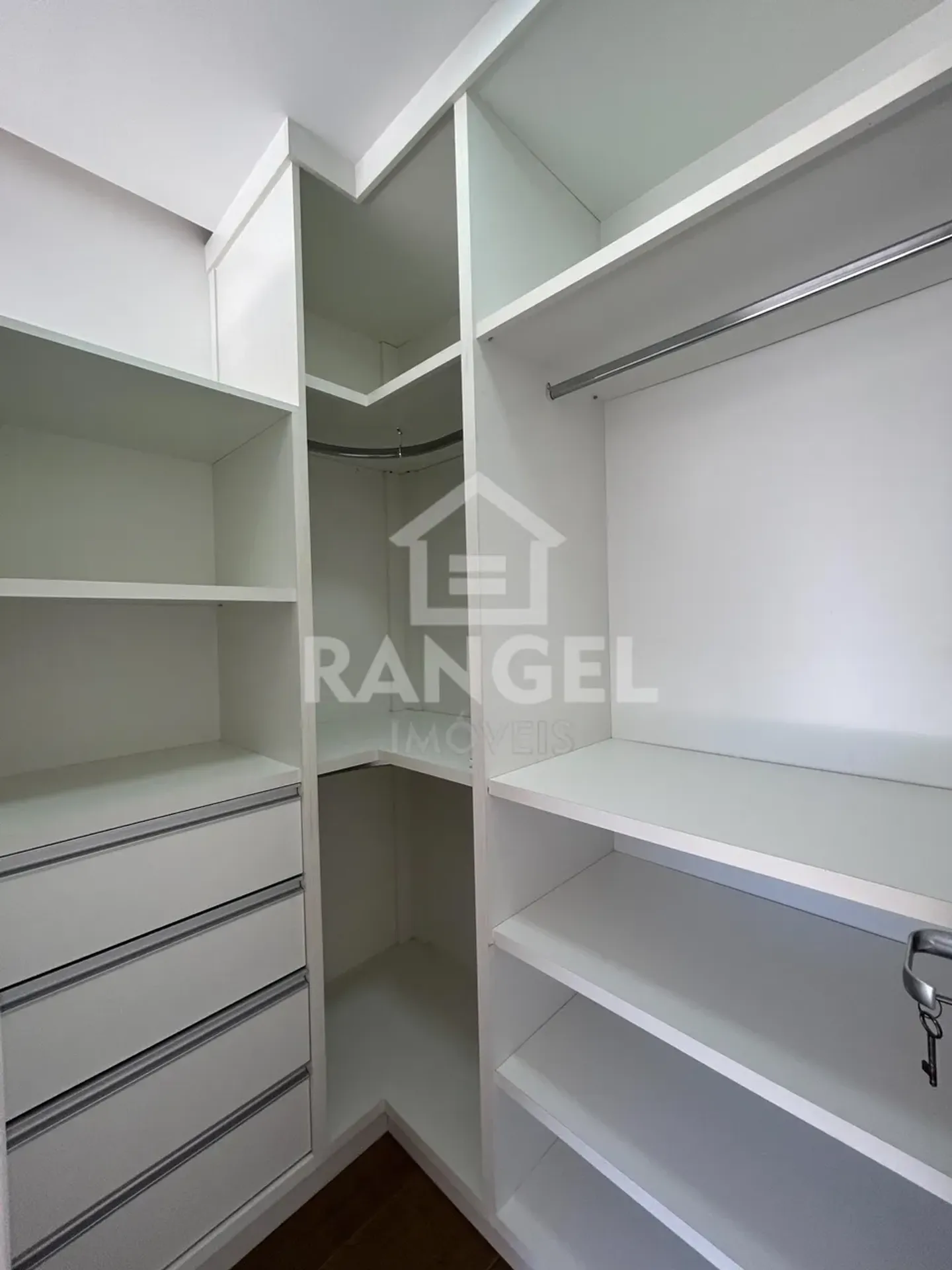 House, 350 m², with a grill on the balcony — photo 21