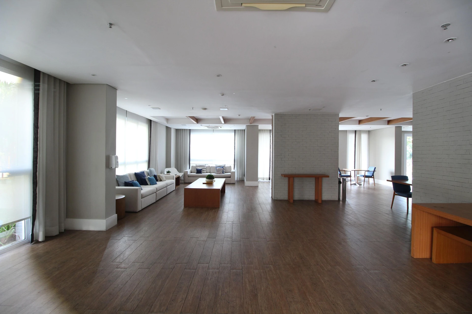 Balcony with a grill in a 2-bedroom apartment, 90 m² — photo 25