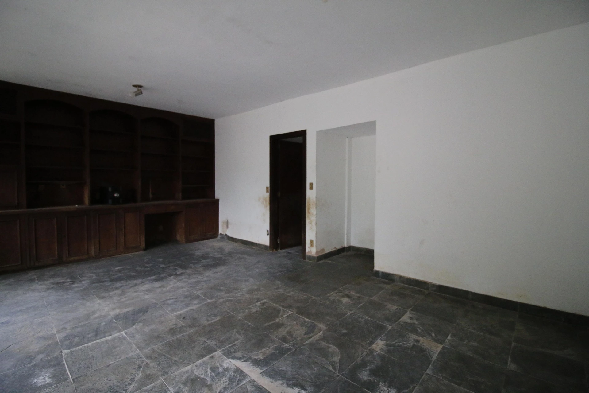 500 m² house with floor-to-ceiling windows and a bathtub — photo 13
