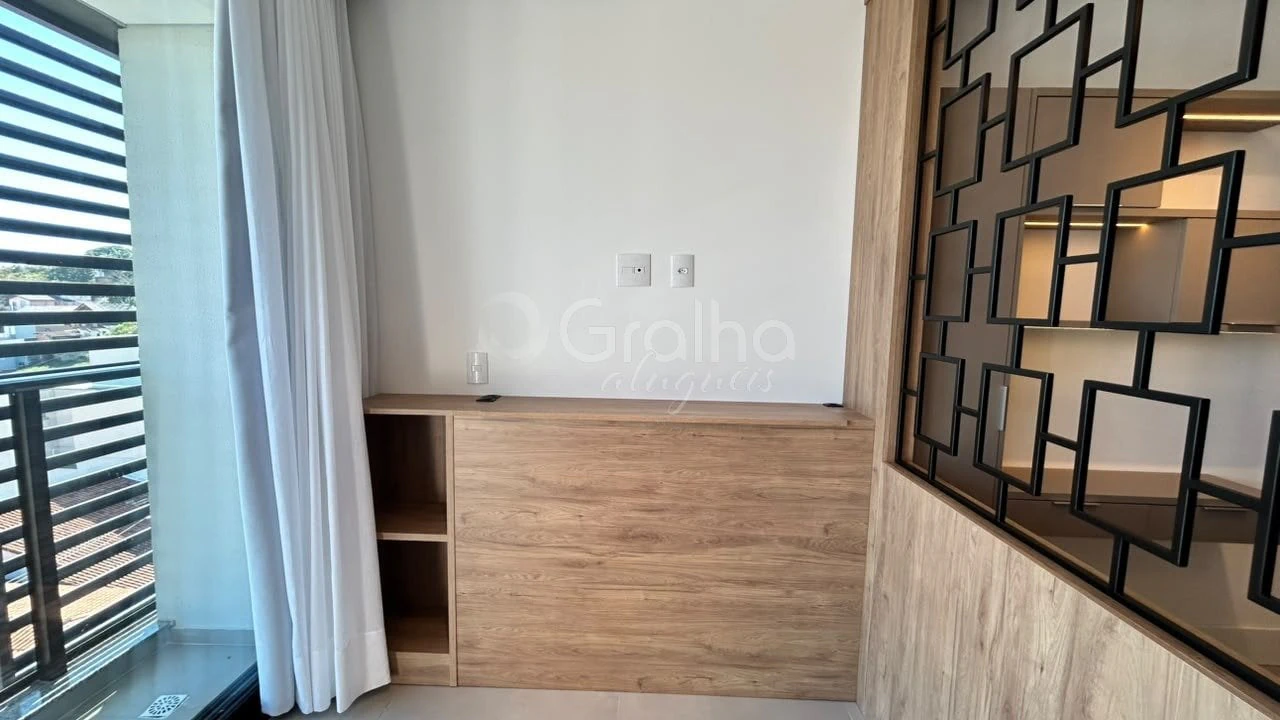 30 m² studio with floor-to-ceiling windows and a home office — photo 12
