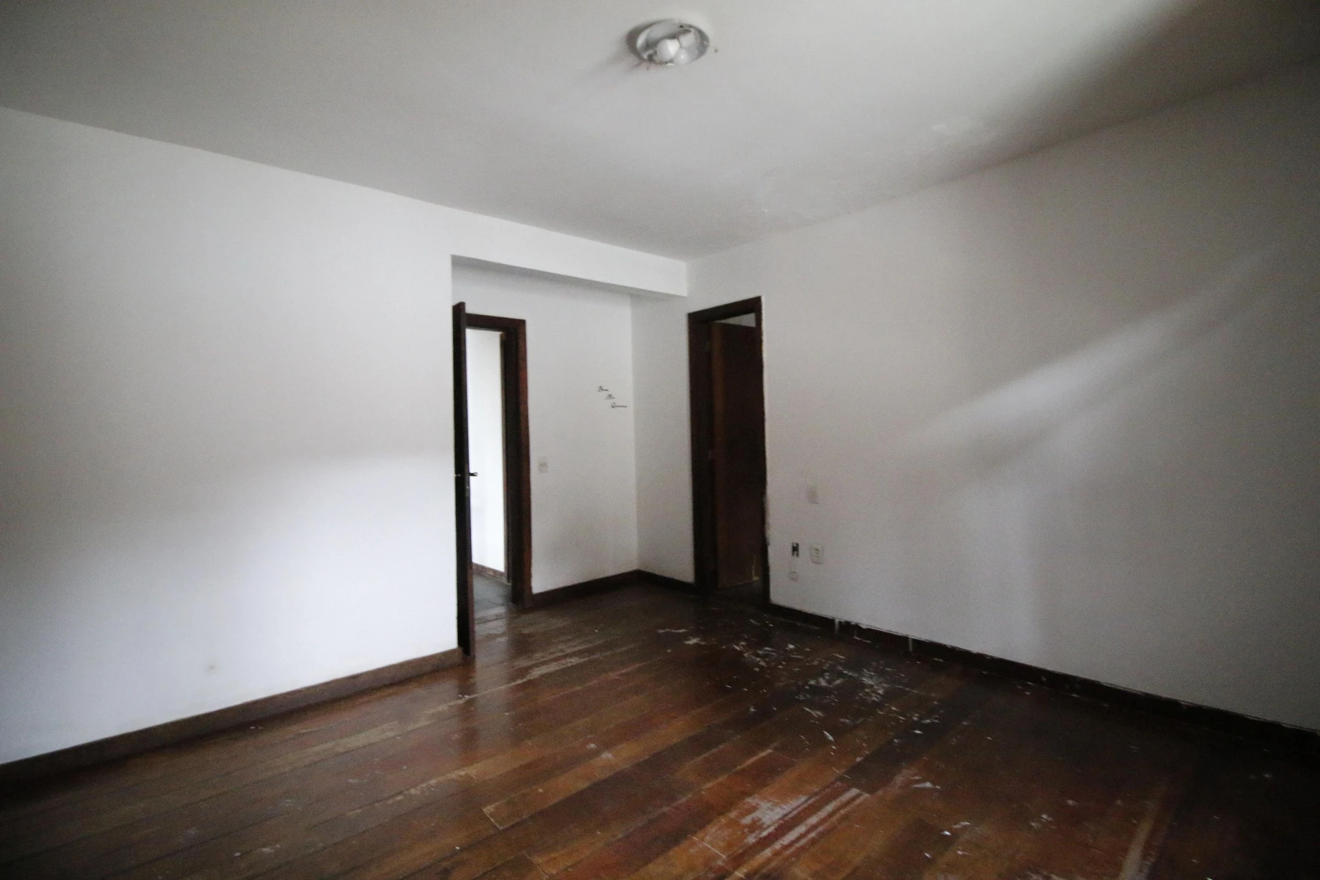 500 m² house with floor-to-ceiling windows and a bathtub — photo 8