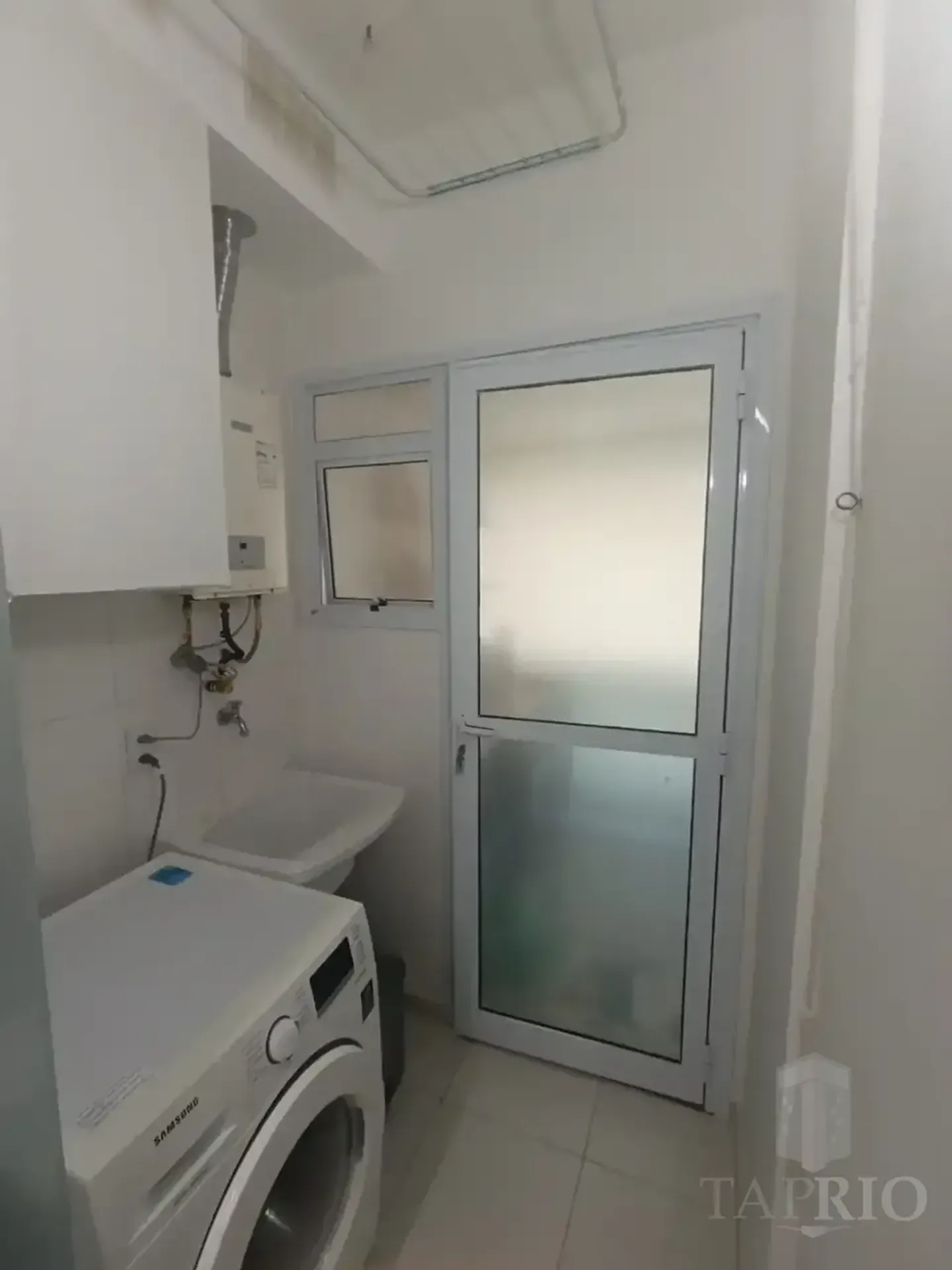 Glass-enclosed balcony in a 2-bedroom apartment, 69 m² — photo 2