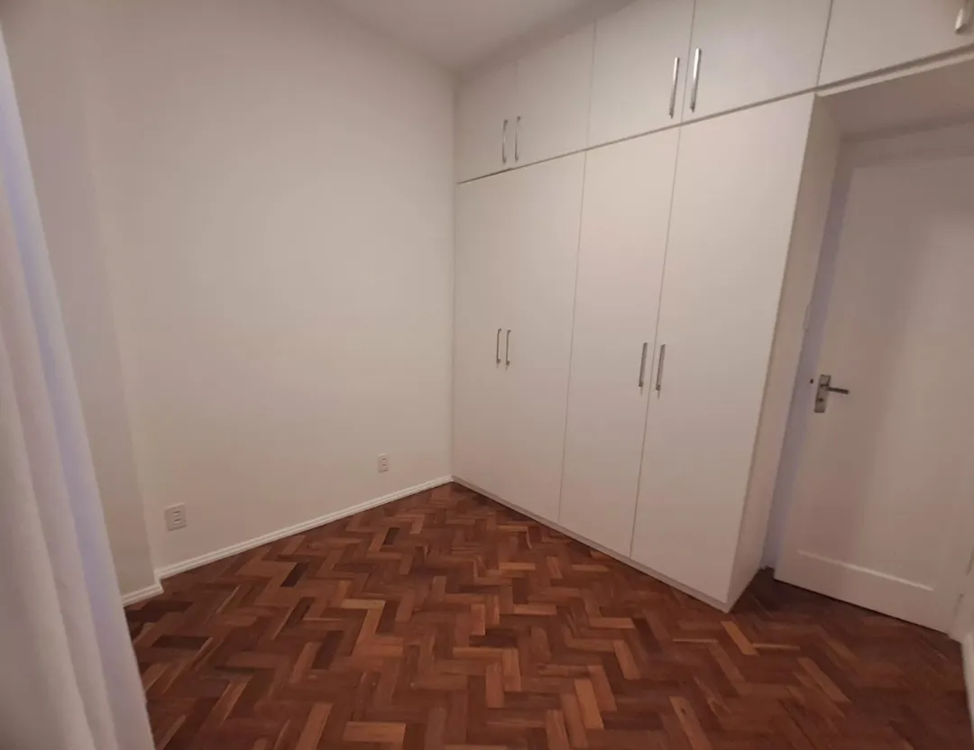 Wood or laminate floors in a one-bedroom apartment, 45 m² — photo 19