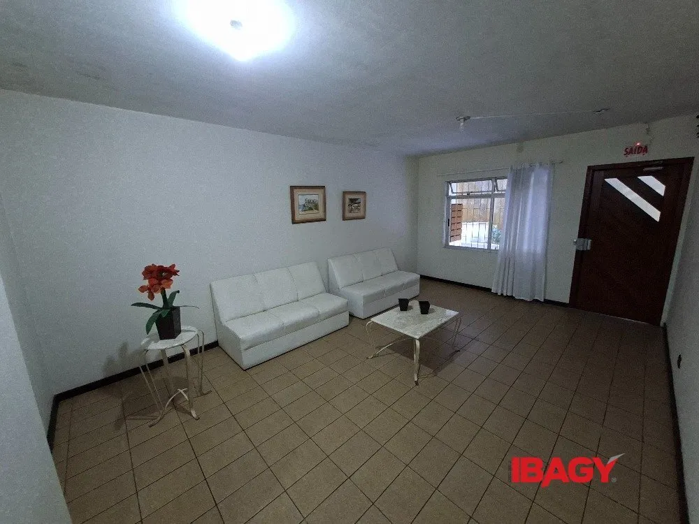 Unfurnished apartment with 2 bedrooms and 62 m² — photo 2