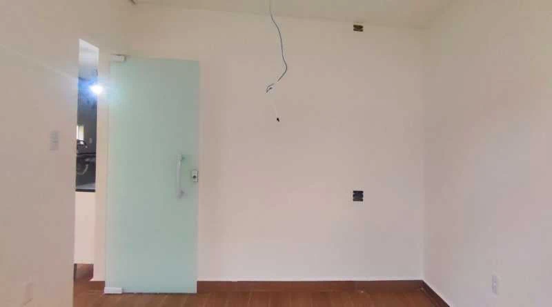 House with 3 bedrooms and a glass shower enclosure — photo 18