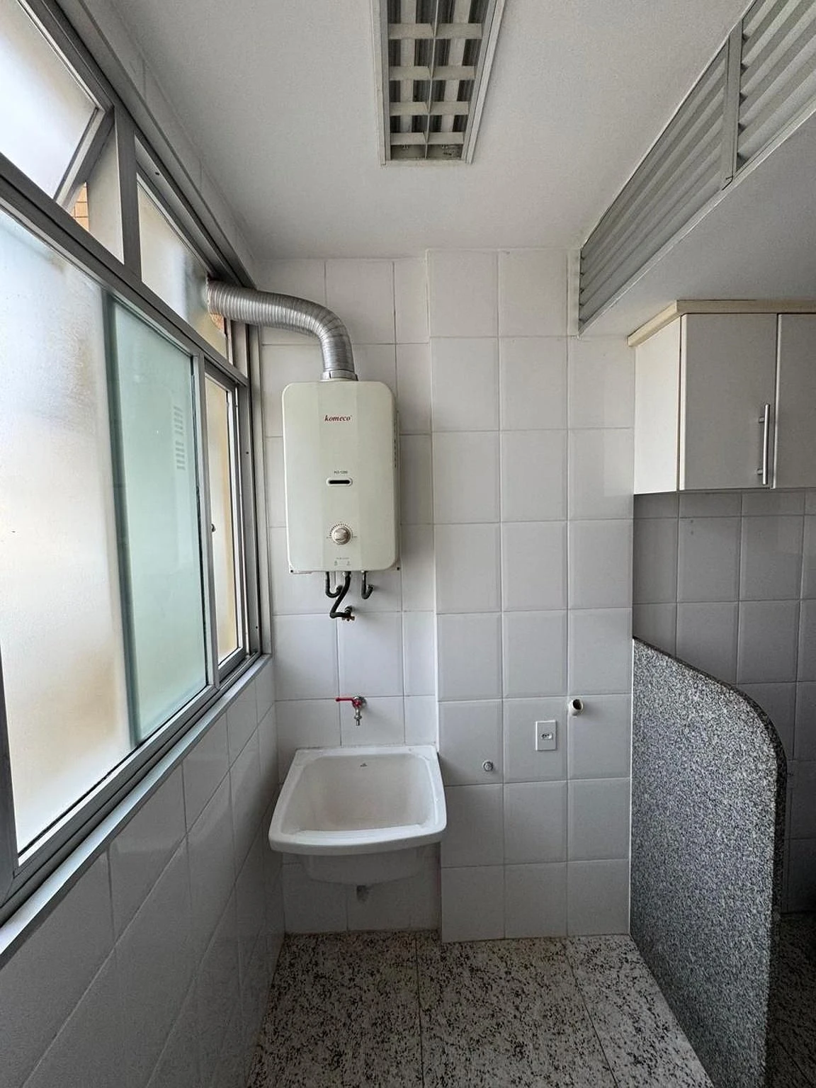 Apartment with 3 bedrooms and 4 bathrooms, balcony sink — photo 16