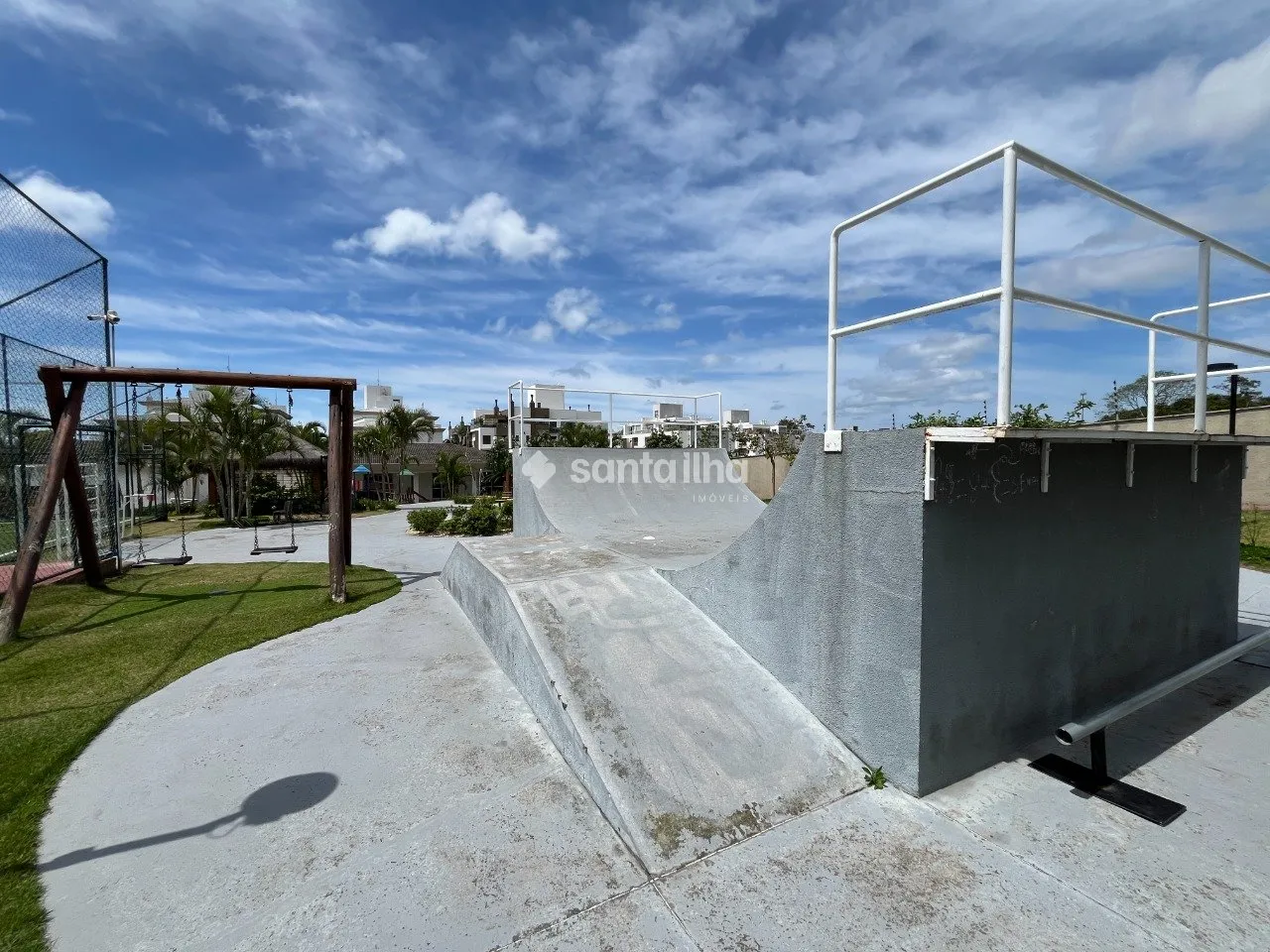 Balcony with a grill in a 2-bedroom apartment, 128 m² — photo 36