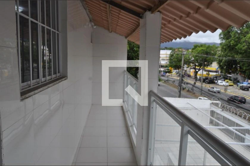 Estudio sin amueblar con balcón y jardín privado