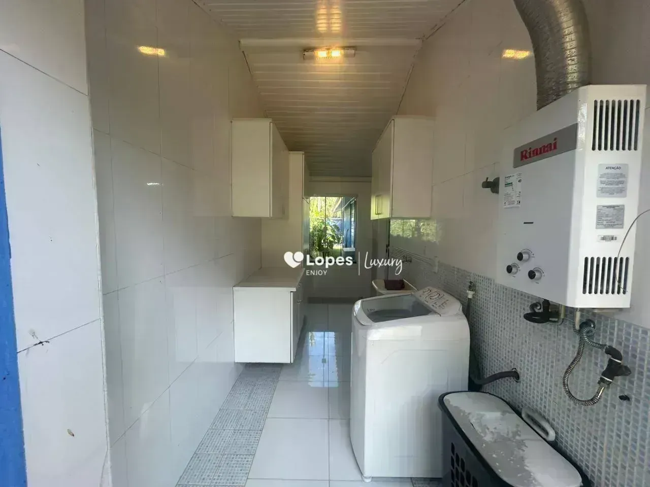 Furnished house with 4 bedrooms and 620 m² — photo 52