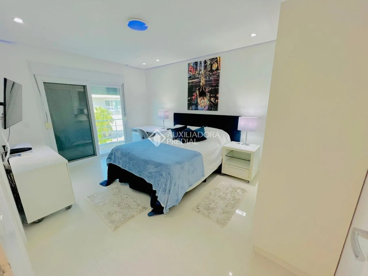 House with 6 bedrooms and an open kitchen with gas stove — photo 13