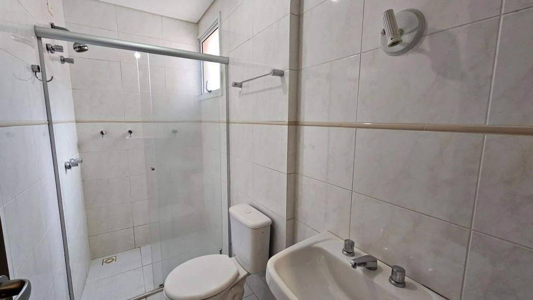 Квартира з 2 спальнями та дерев'яною підлогою або ламінатом — photo 8