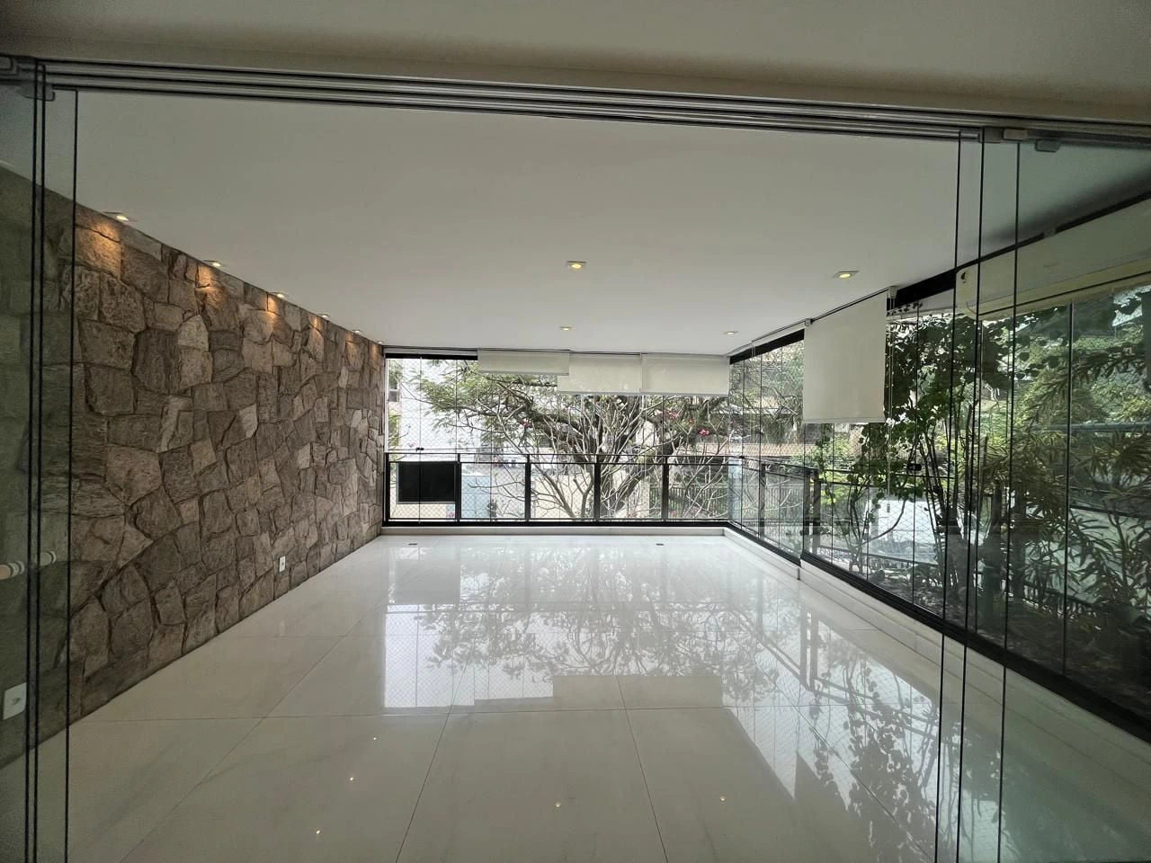 Glass-enclosed balcony in a 3-bedroom apartment, 160 m² — photo 6