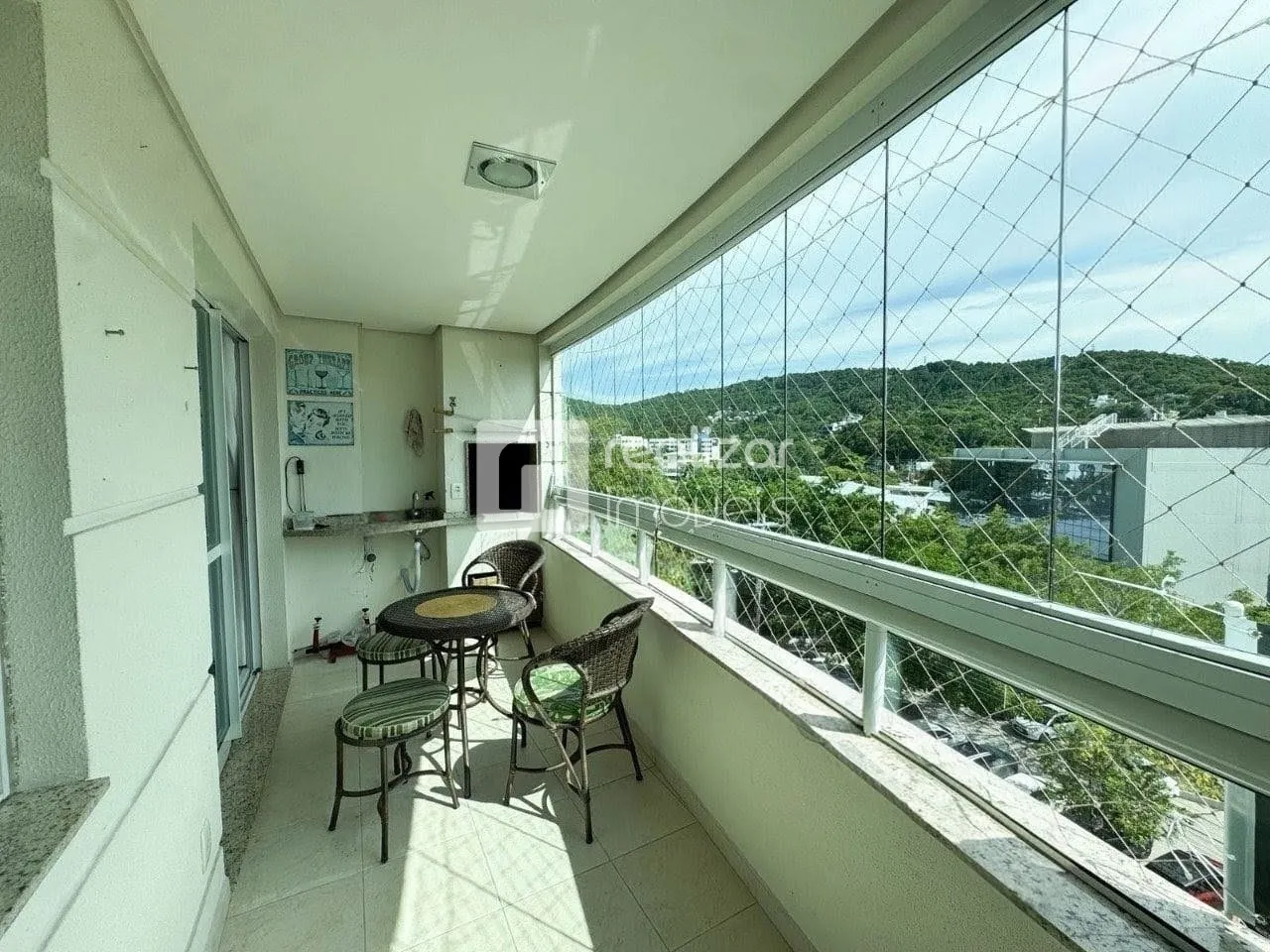 Balcony with a grill in a 3-bedroom apartment, 94 m² — photo 9