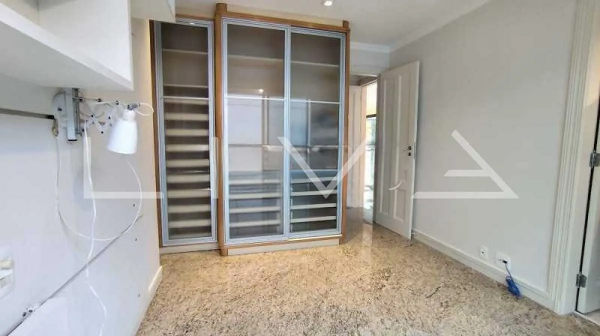 Walk-in closet in a 3-bedroom apartment, 165 m² — photo 18