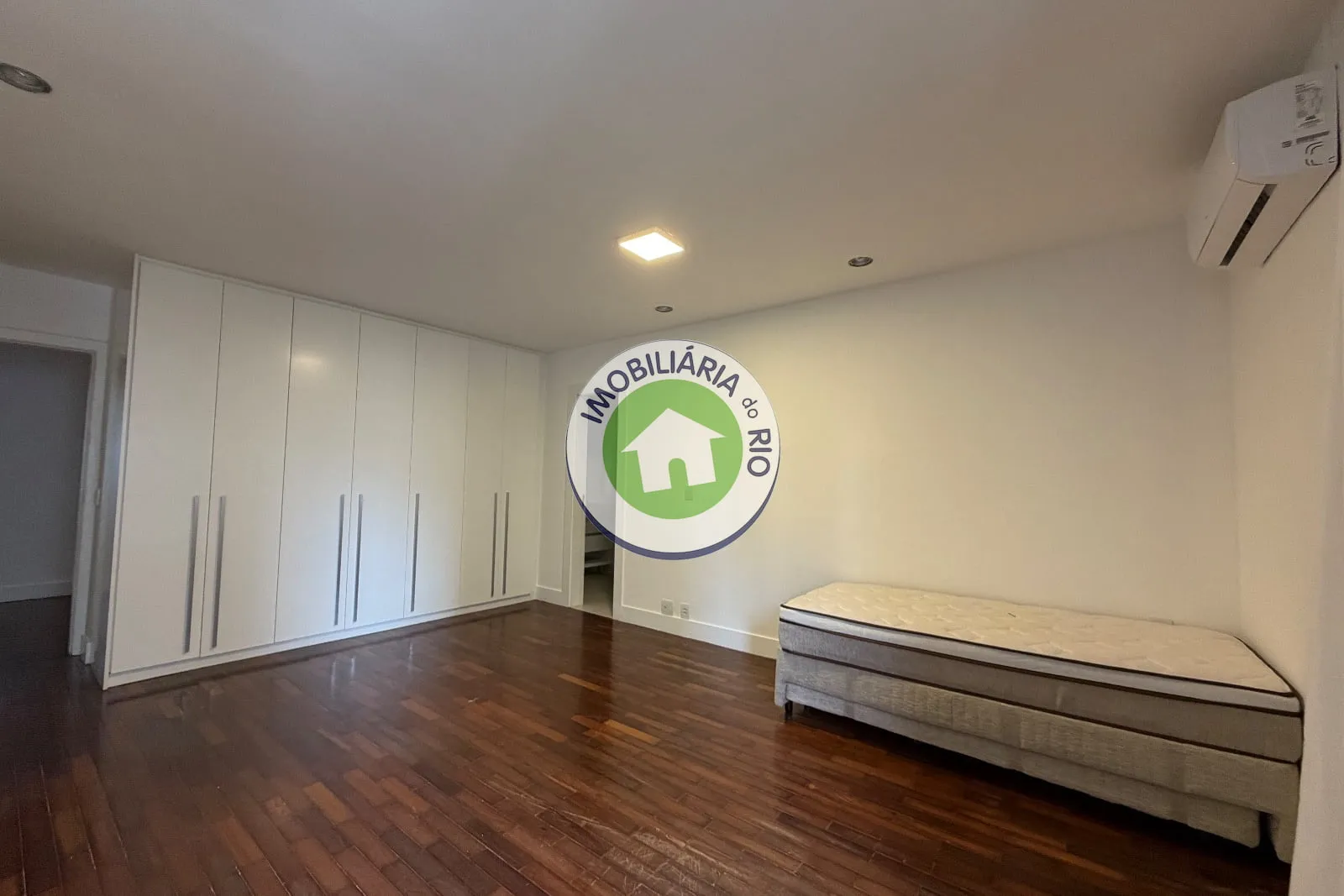 Apartamento sem mobília com 4 quartos e 5 banheiros — photo 23