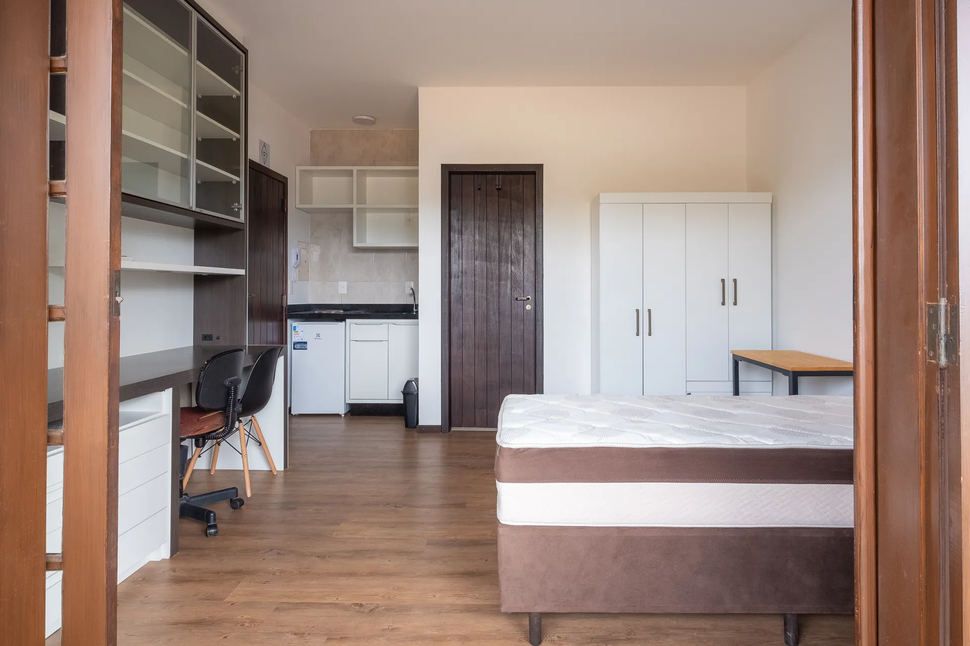 18 m² studio with a mountain view and a home office — photo 9