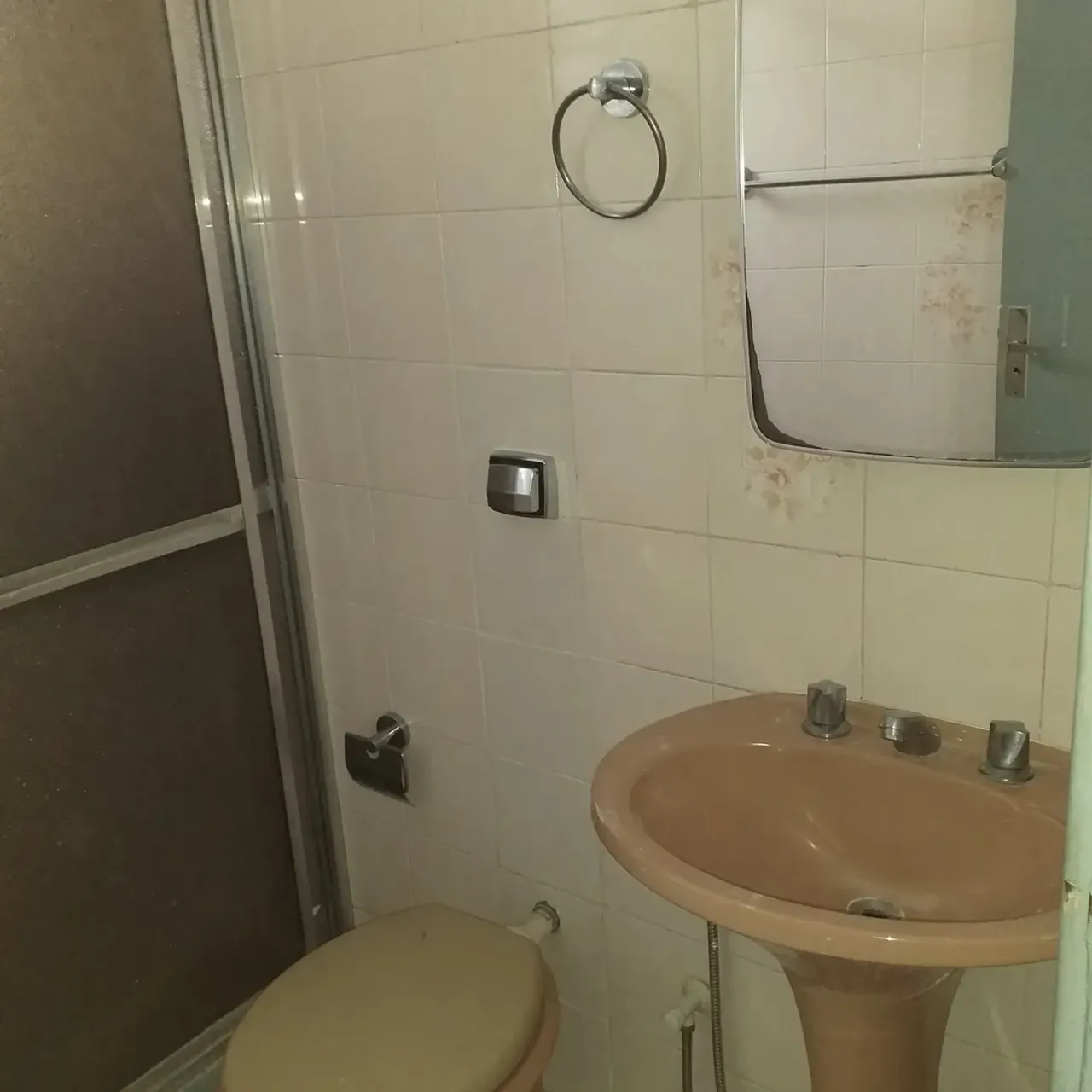 60 m² apartment with 2 bedrooms and a glass shower — photo 15