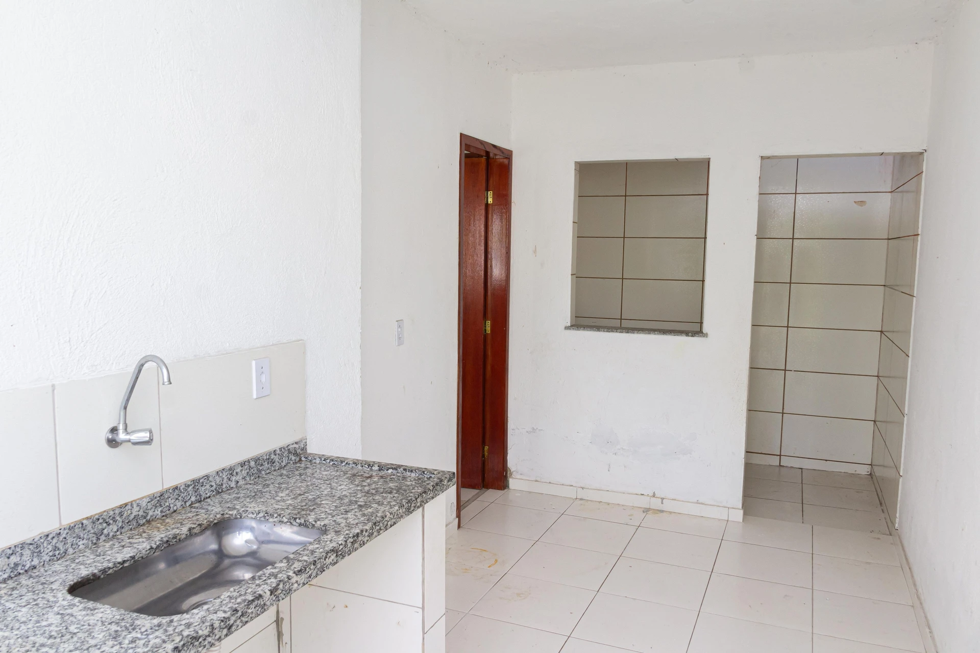 Estudio con zona de lavandería privada y jardín