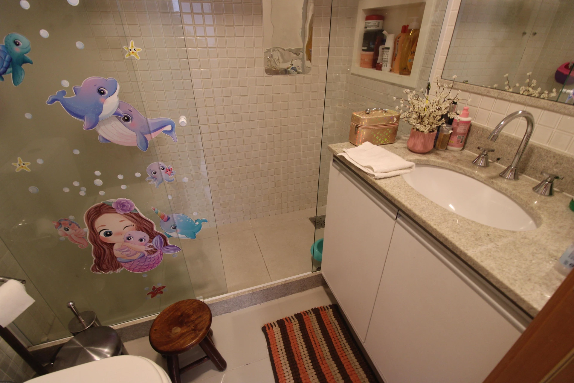 Furnished apartment, 112 m², with a glass-enclosed balcony — photo 50