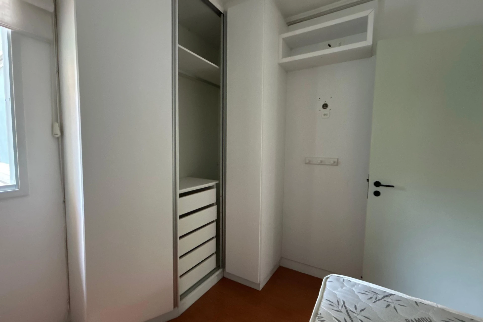 Glass-enclosed balcony in a 3-bedroom apartment, 108 m² — photo 10