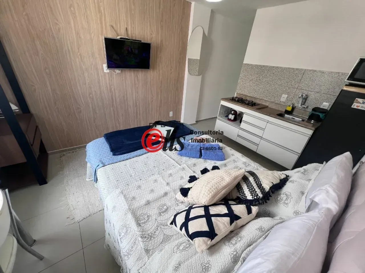 Furnished 1-bedroom apartment with compact kitchenette — photo 31