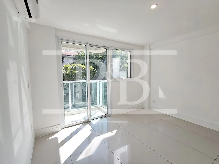 4-bedroom apartment with balcony, 300 m² — photo 13