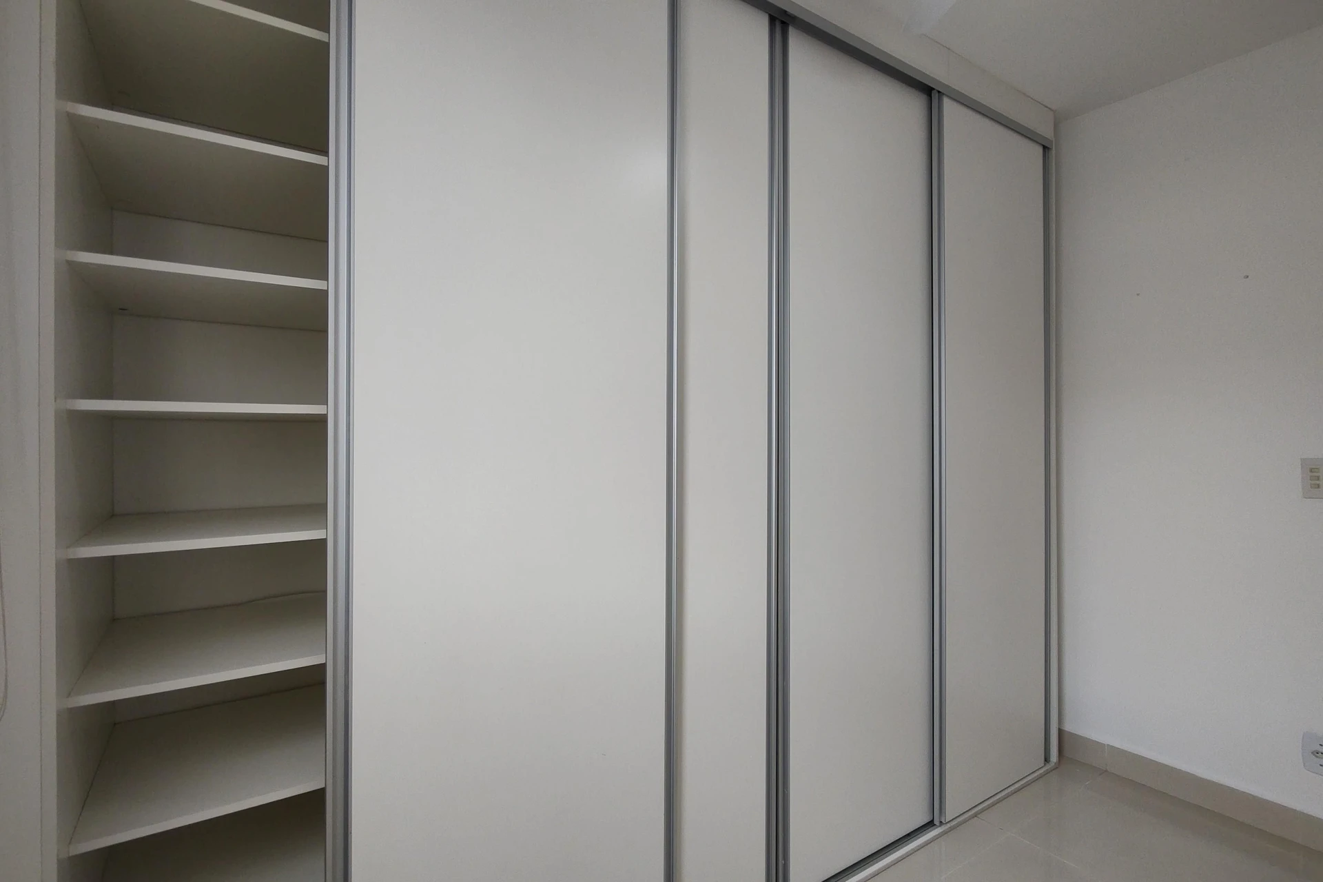 2-bedroom apartment in a building with a gym — photo 4