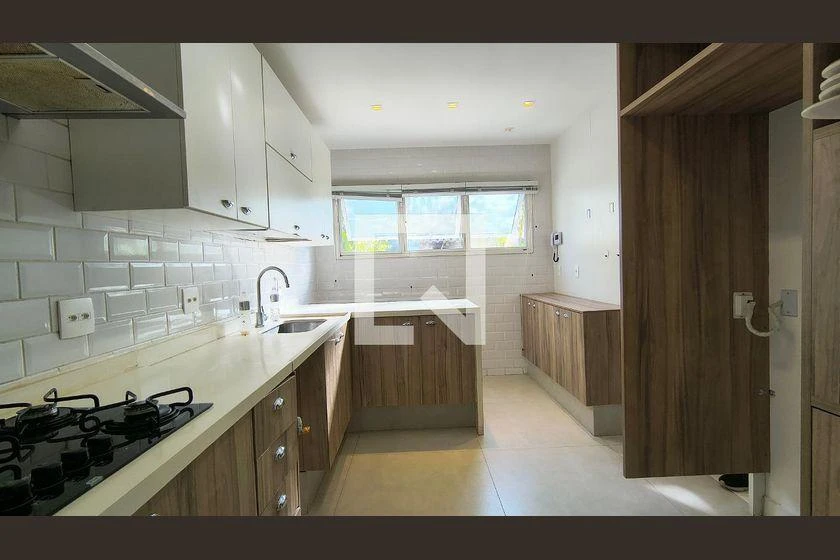House with 4 bedrooms and a balcony with grill — photo 13