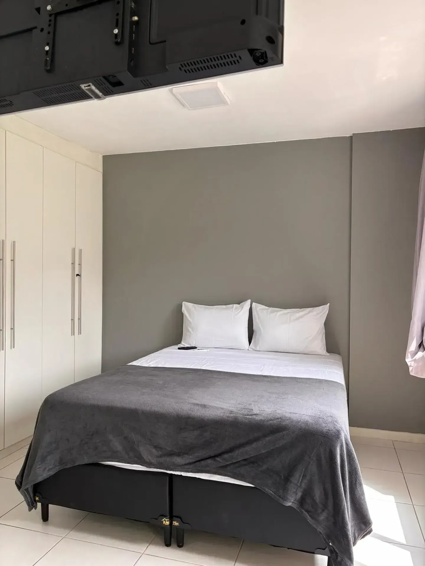 Apartamento com 2 quartos e varanda fechada de vidro — photo 18