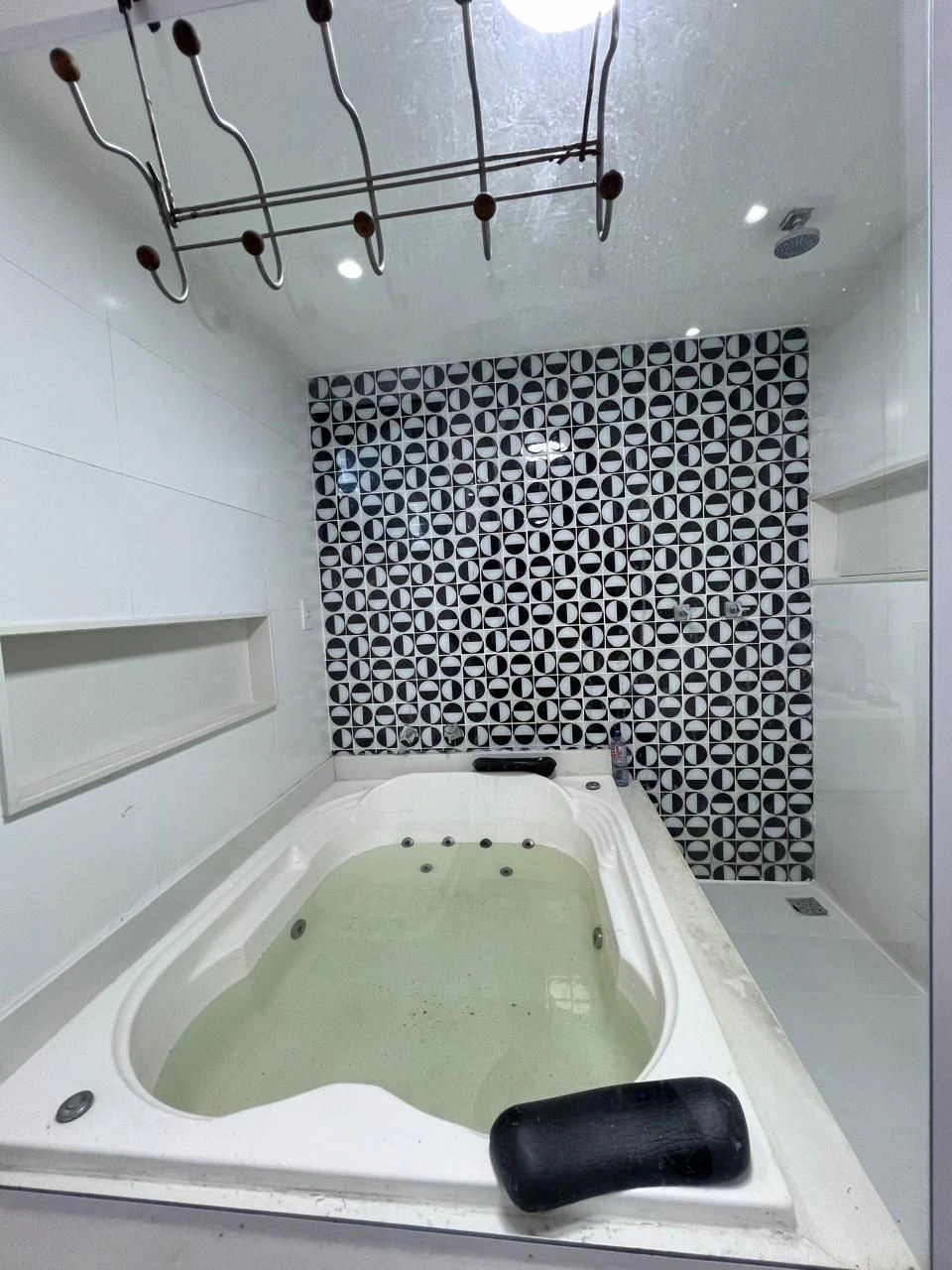 Furnished triplex home with 4 en-suites and 4 parking — photo 8