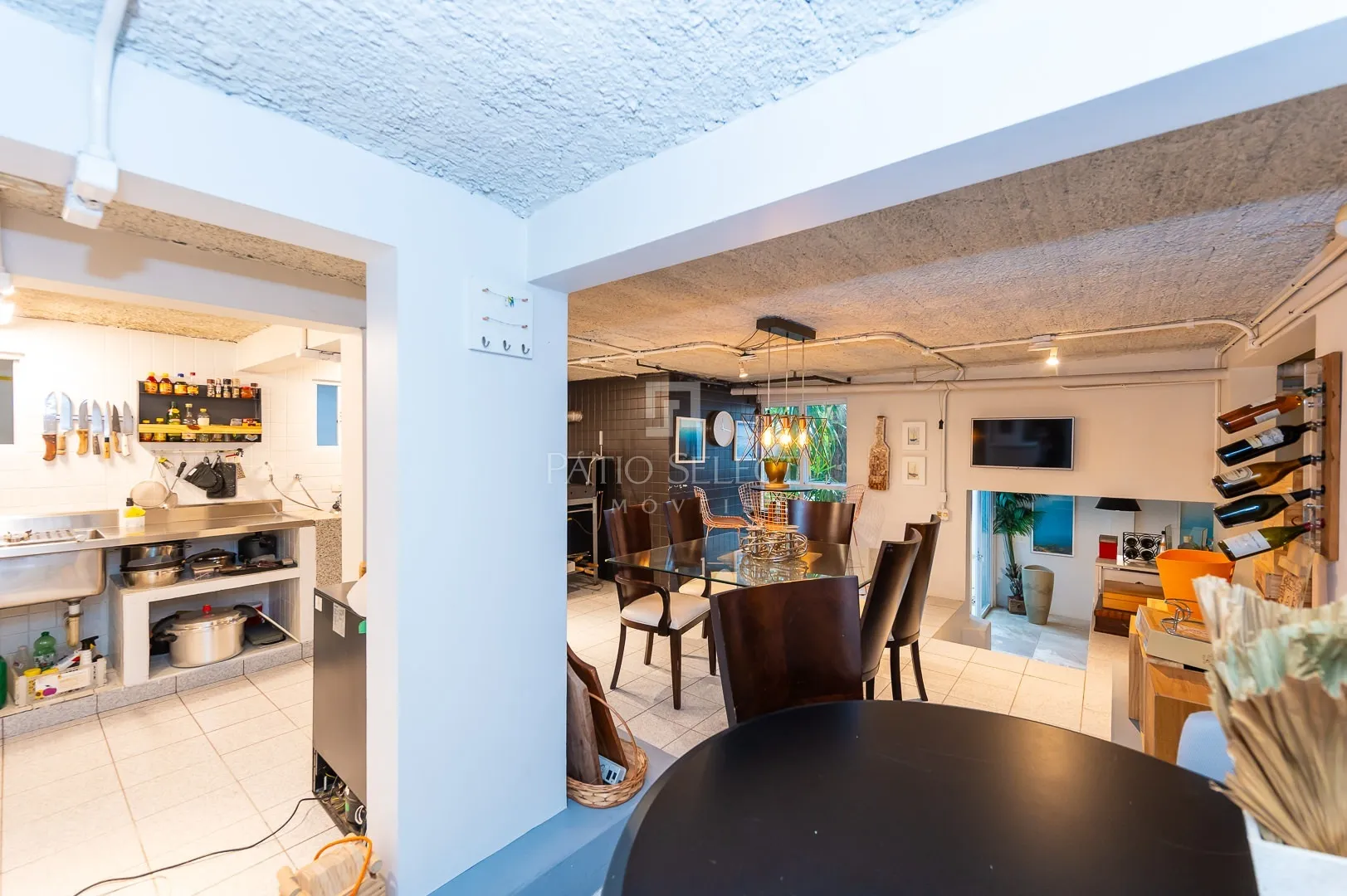 Floor-to-ceiling windows in a 6-bedroom house, 763 m² — photo 57
