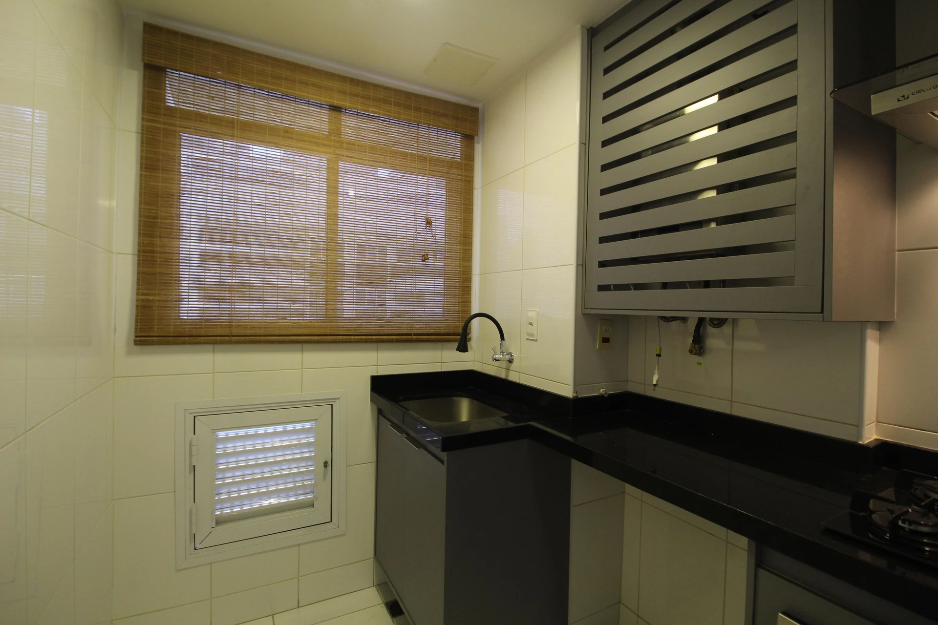 Balcony with a grill in a 2-bedroom apartment, 90 m² — photo 37