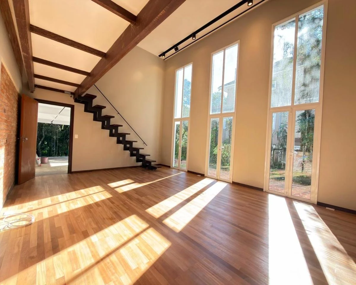 House with 3 bedrooms and 4 parking spots, open kitchen
