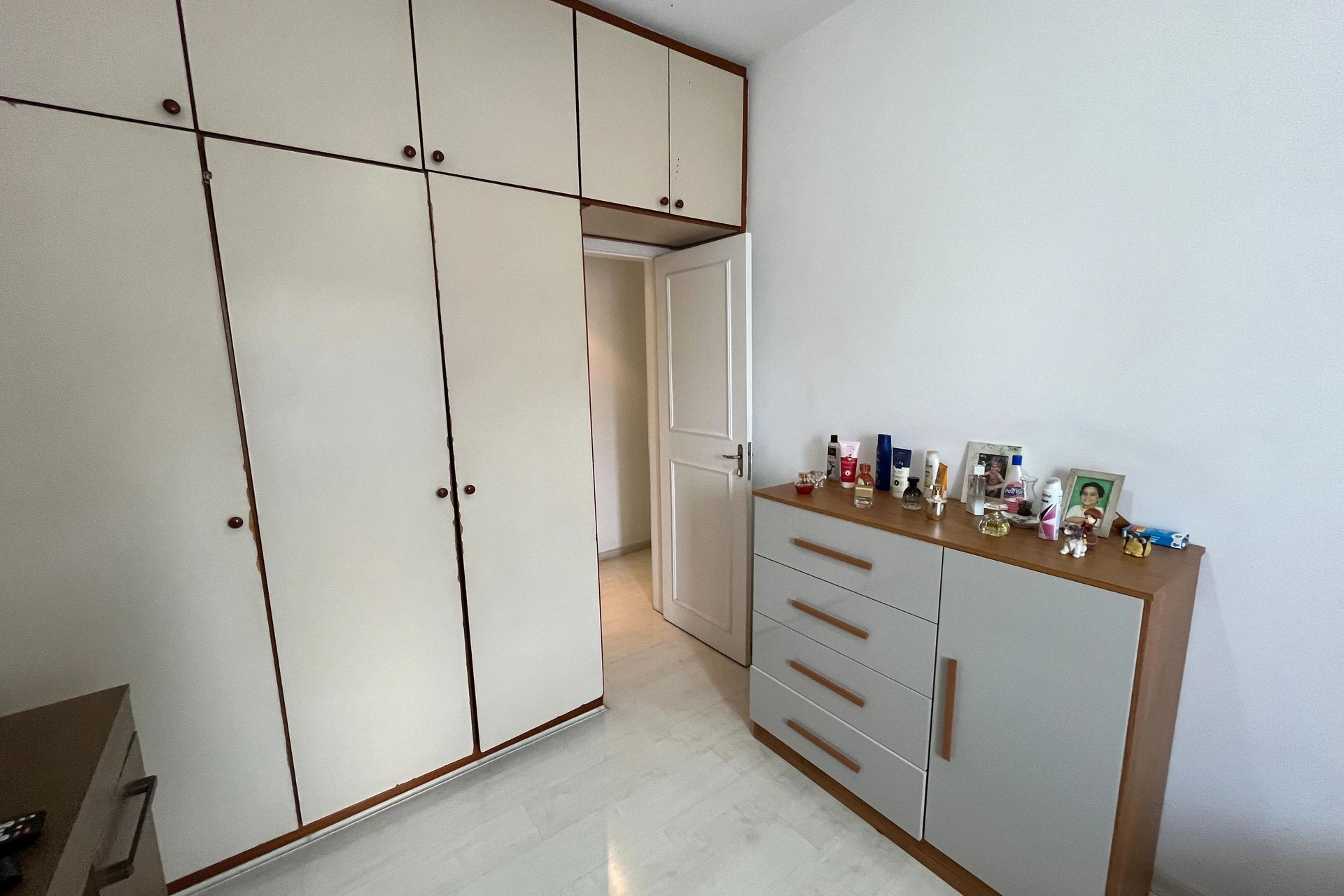 Glass-enclosed balcony in a 3-bedroom apartment, 131 m² — photo 28