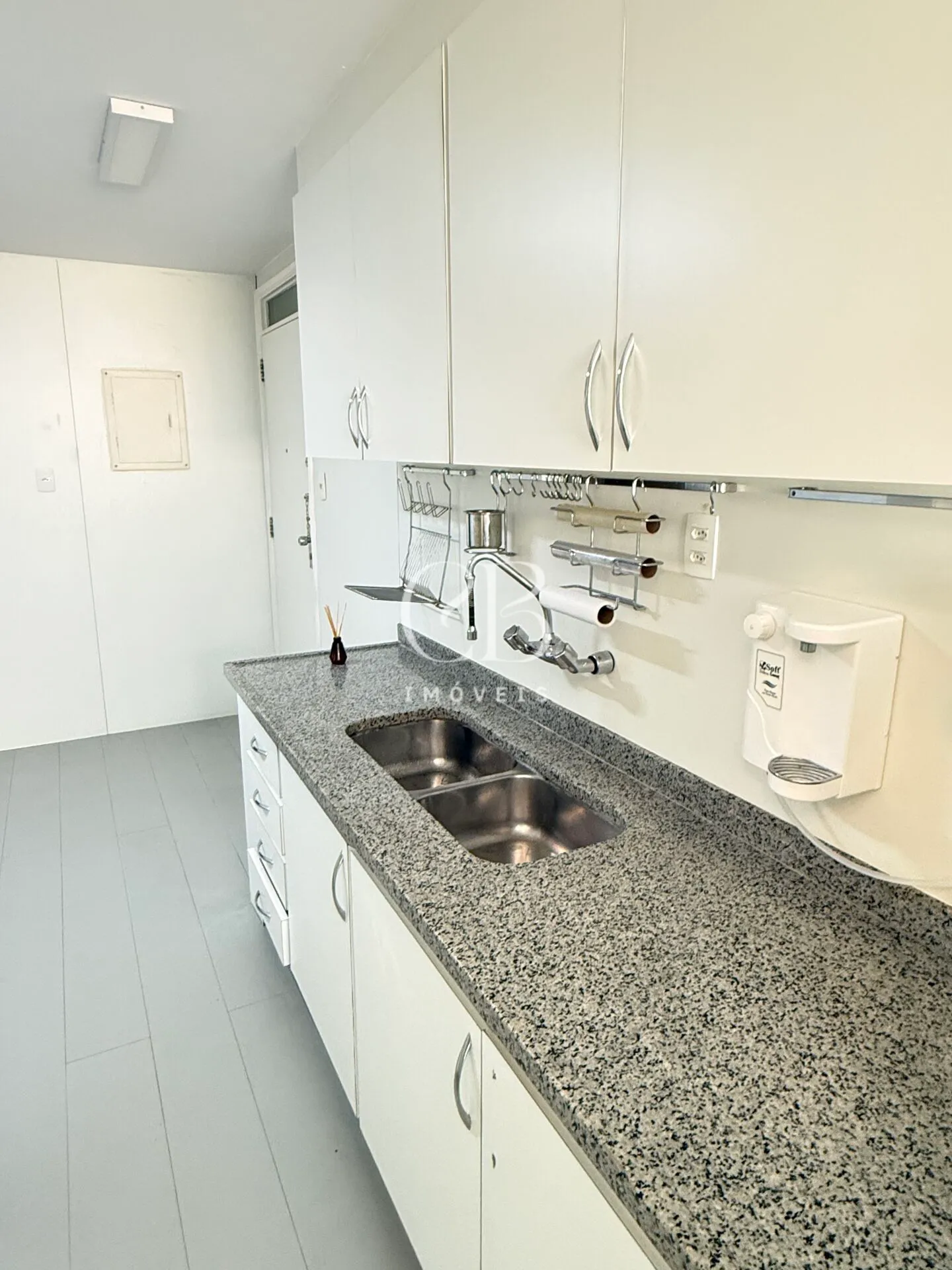 Apartment with 4 bedrooms and a glass-enclosed balcony — photo 17