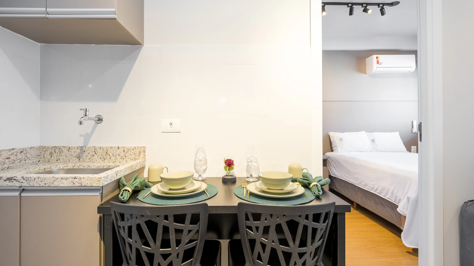 Furnished 1-bedroom apartment with an open-plan kitchen — photo 3