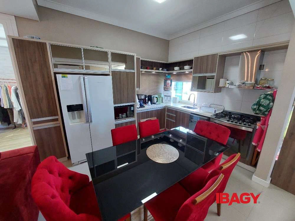 Casa de 200 m² con 3 dormitorios, cocina abierta y balcón — photo 2