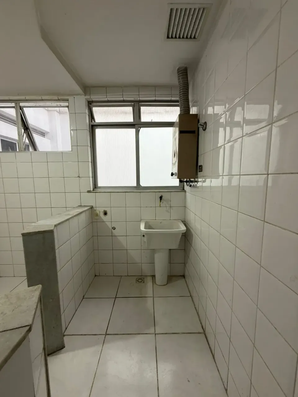 3-bedroom apartment with 2 bathrooms and glass shower — photo 4