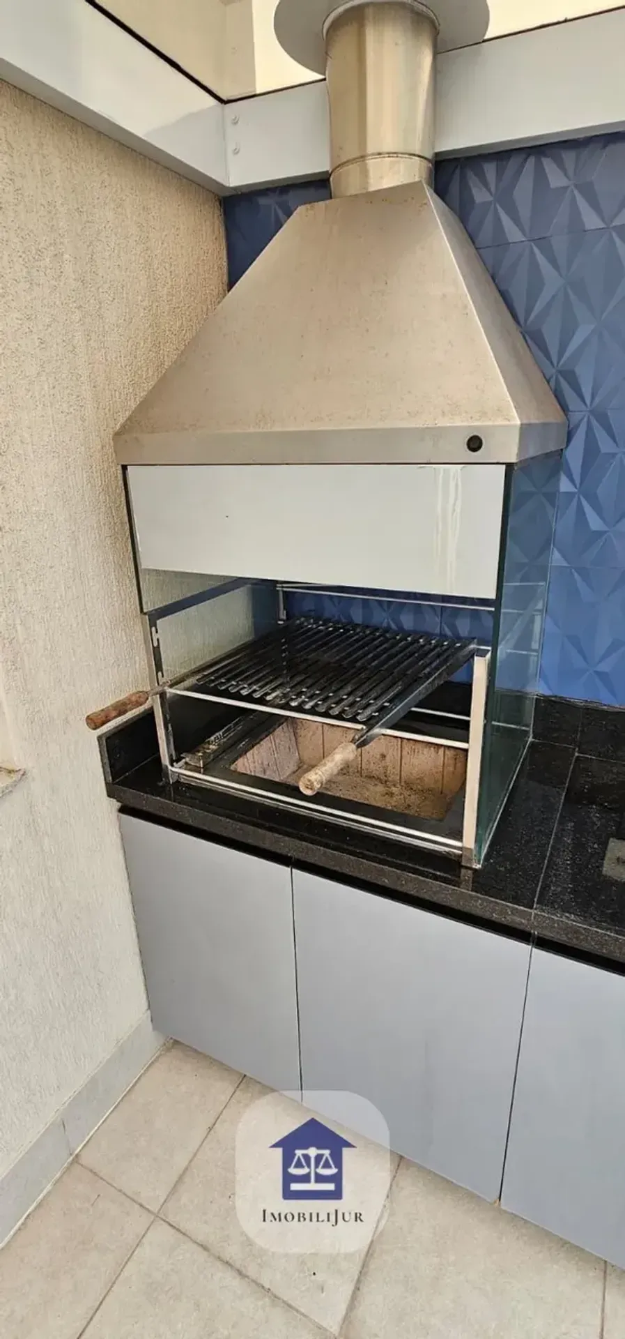 Unfurnished 4-bedroom cover with a gas stove kitchen — photo 26