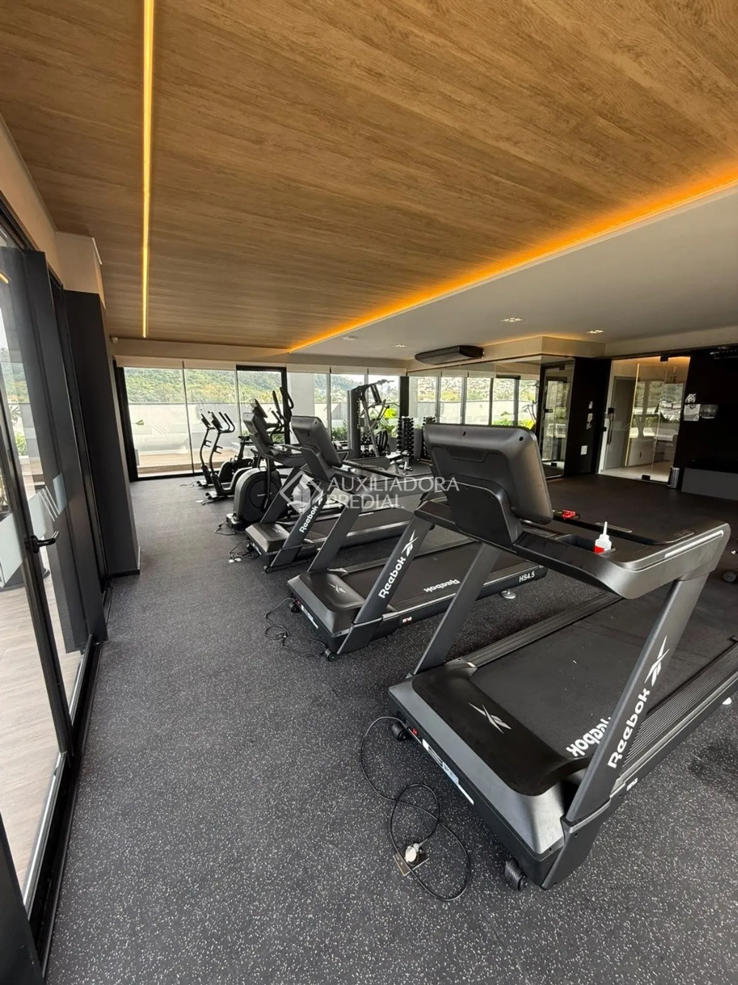 2-bedroom apartment in a building with a gym — photo 42