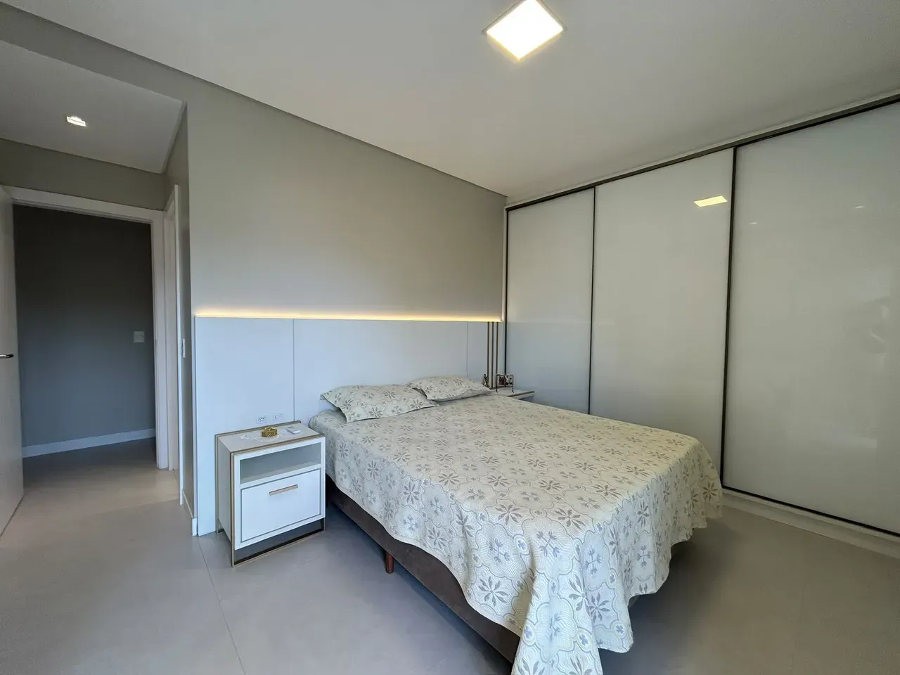 Furnished apartment with open-plan kitchen and 3 en-suites — photo 14