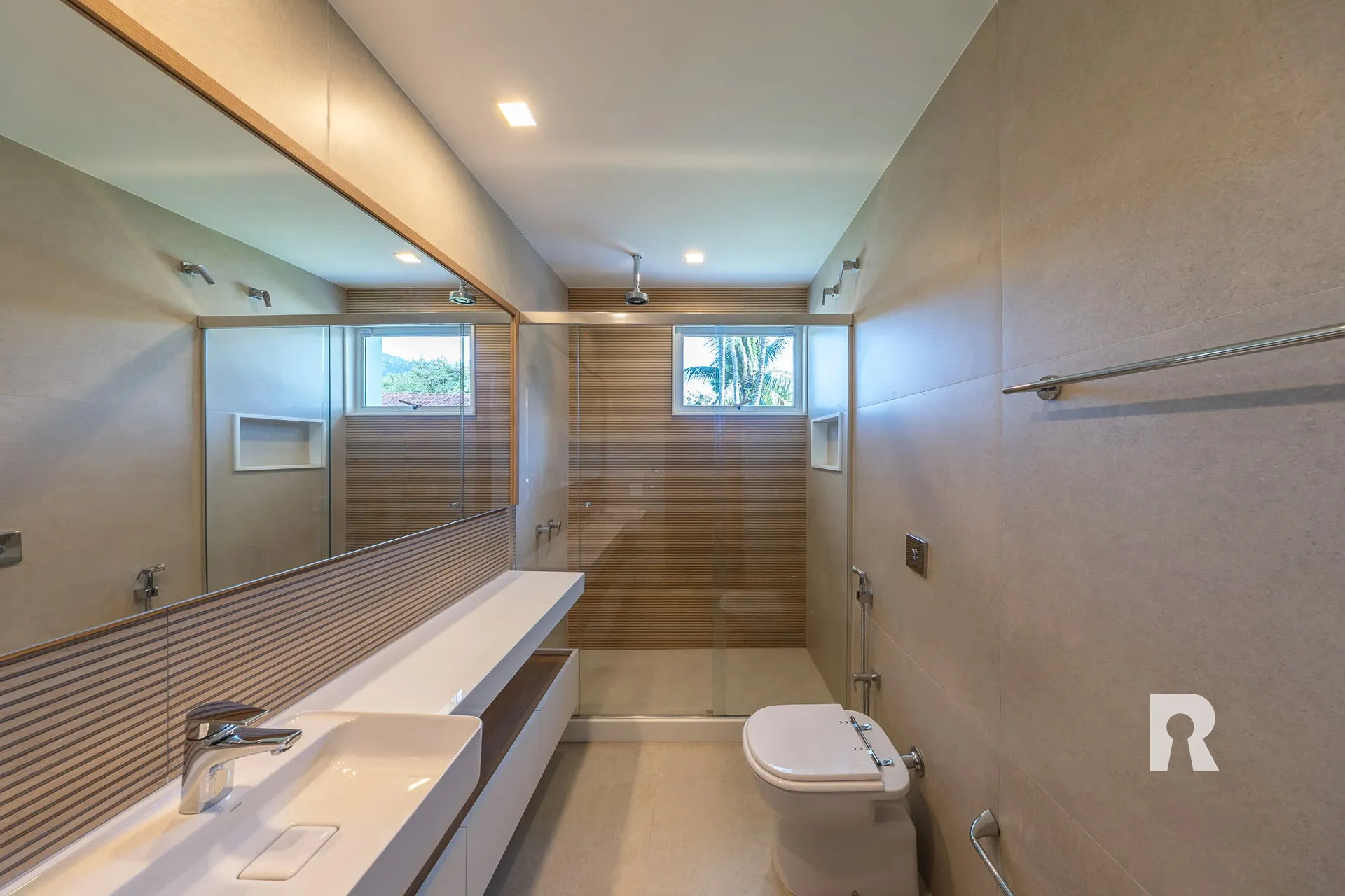 Furnished house with 5 bedrooms and 5 bathrooms — photo 31