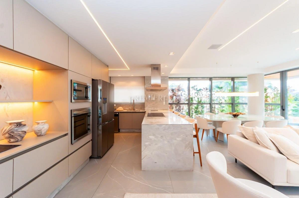 Furnished 186 m² apartment with 3 en-suites and 3 parking