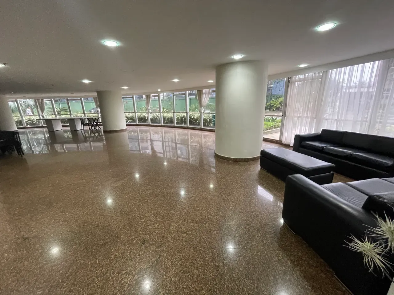Unfurnished apartment with floor to ceiling windows — photo 49