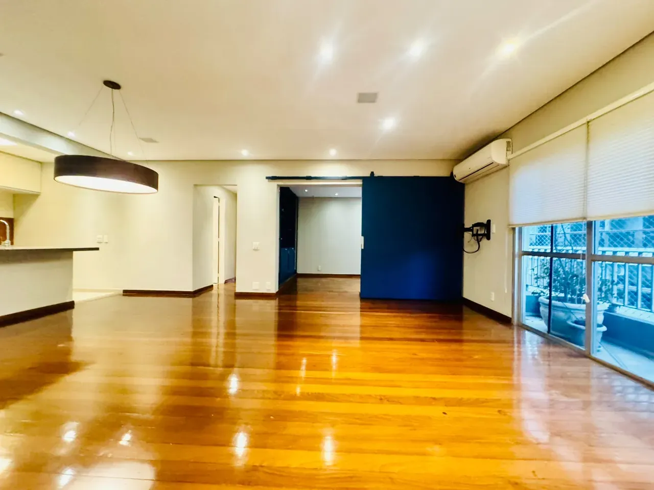 4-bedroom apartment with wood or laminate floors — photo 43