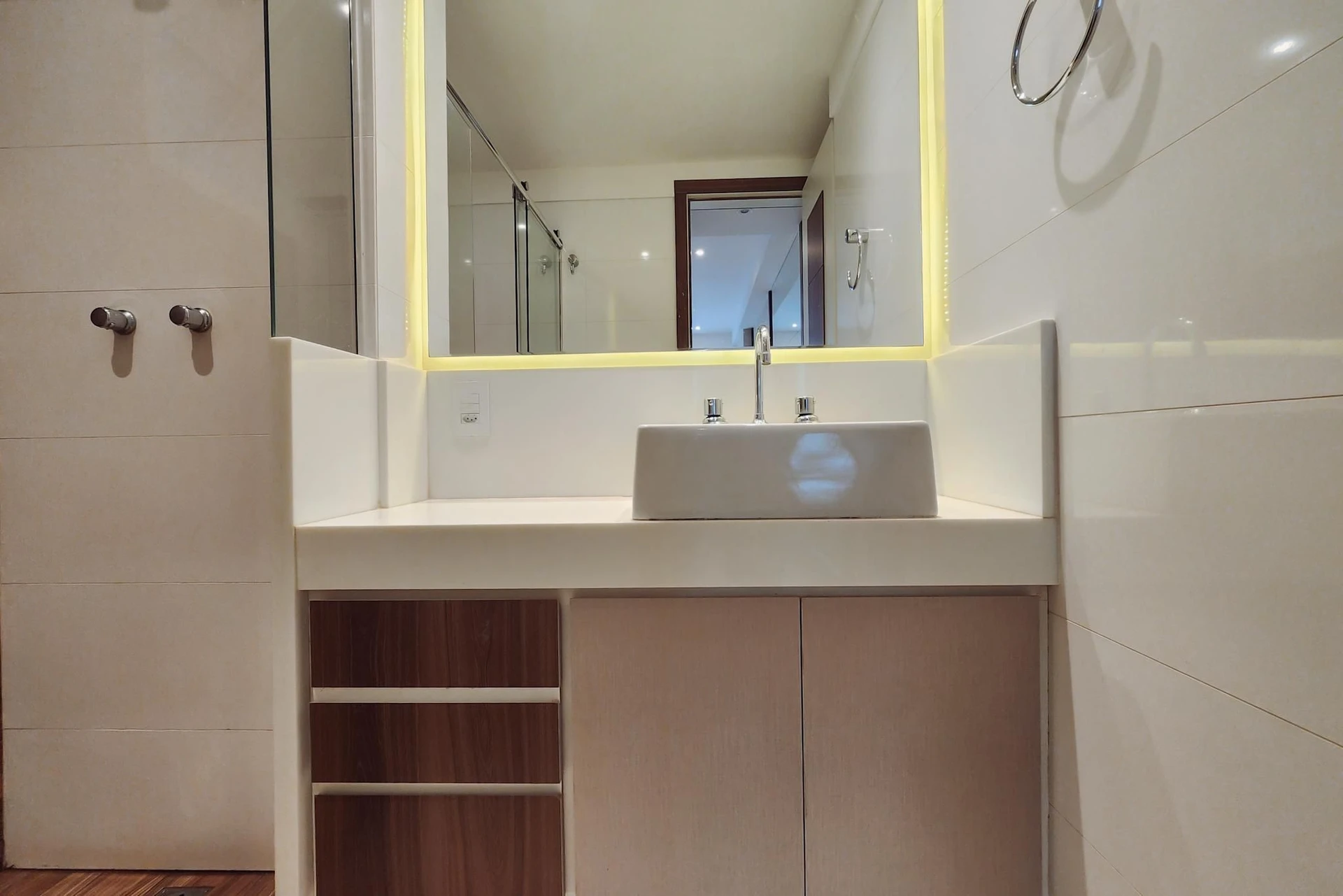 3-bedroom apartment with an ensuite suite and 2 parking — photo 49