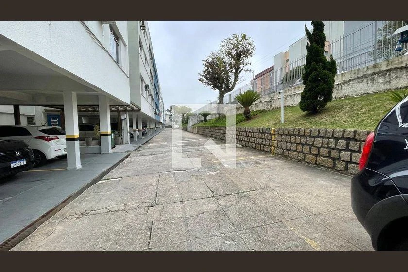 Wood or laminate floors in a 3-bedroom apartment, 70 m² — photo 4