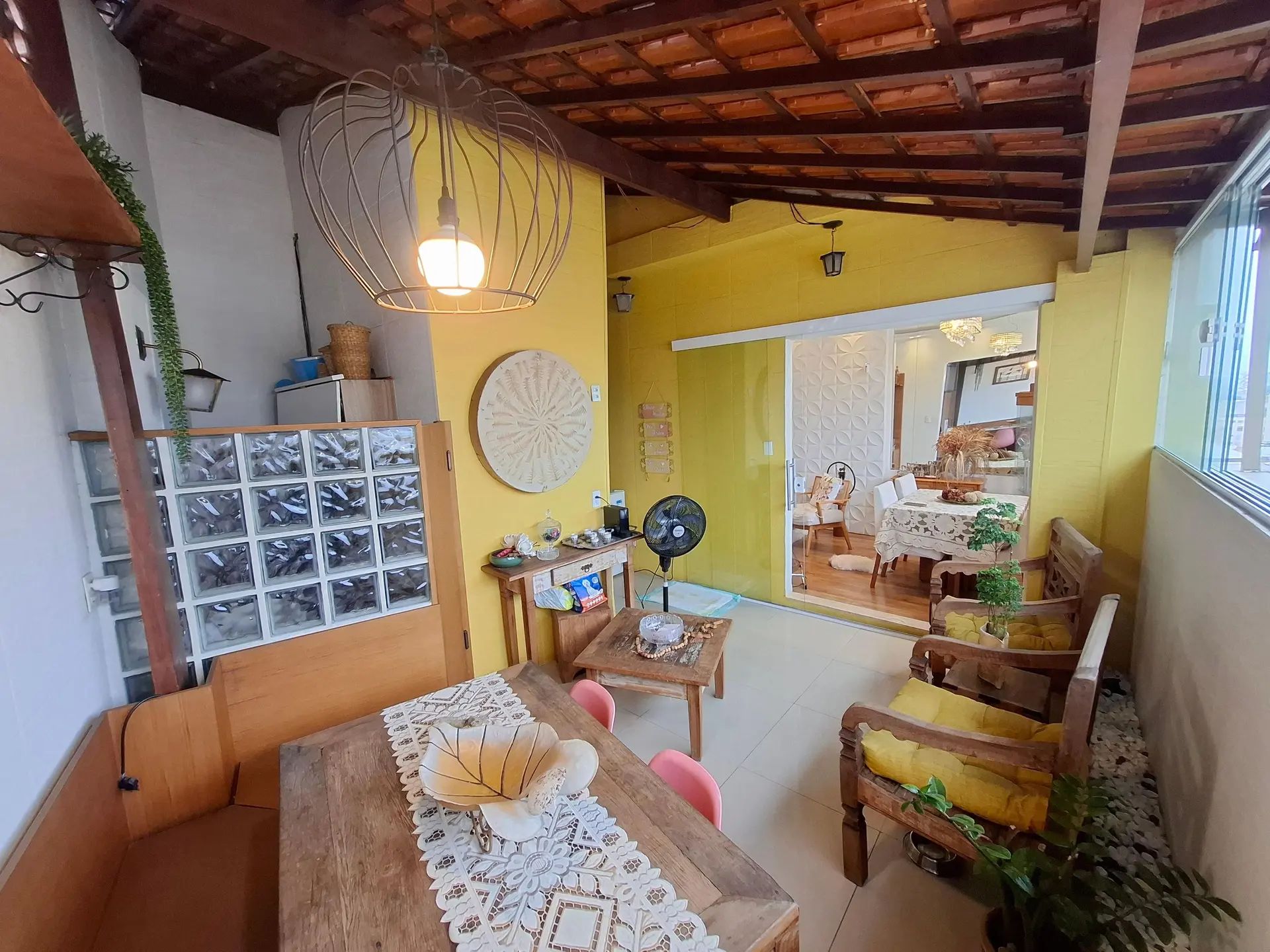 Balcony with a grill in a 2-bedroom apartment, 90 m² — photo 14